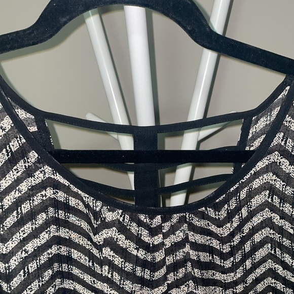 Black and cream top - Picture 3 of 5